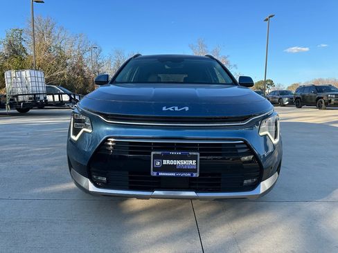 Used 2023 Kia Niro SX Touring image 2
