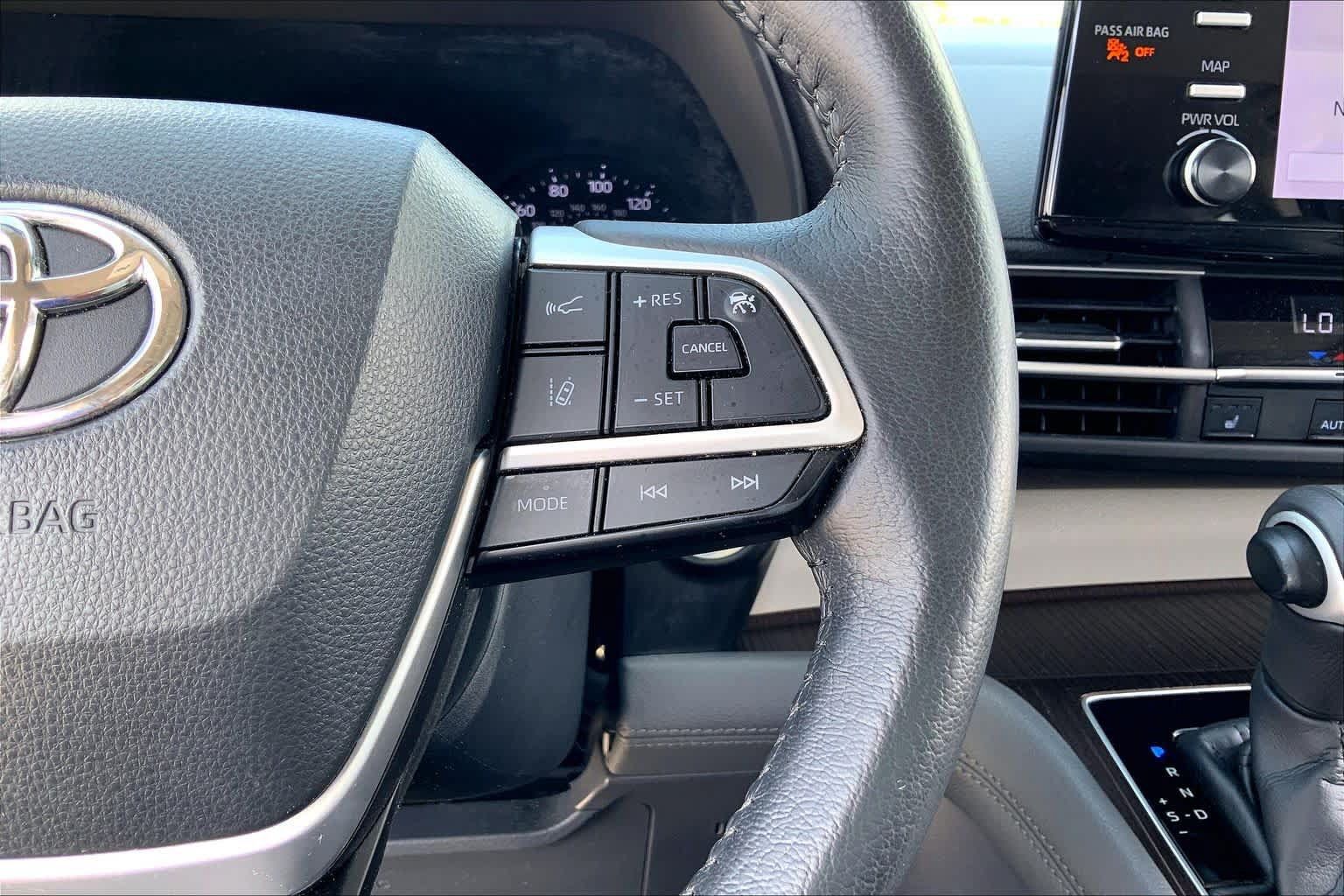 Used 2022 Toyota Sienna XLE FWD image 24