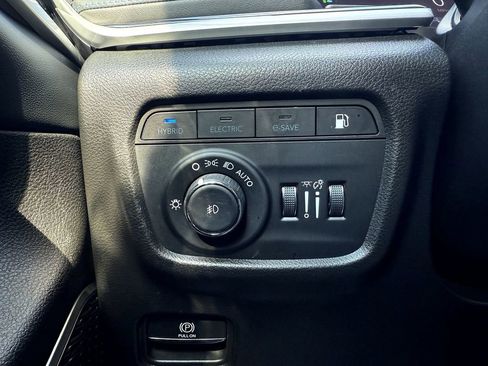 Used 2023 Jeep Grand Cherokee Trailhawk w/ Luxury Tech Group III image 14