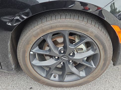 Used 2025 Chrysler Pacifica Limited FWD image 3