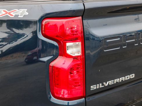 Used 2022 Chevrolet Silverado 1500 LT AWD/4WD image 9