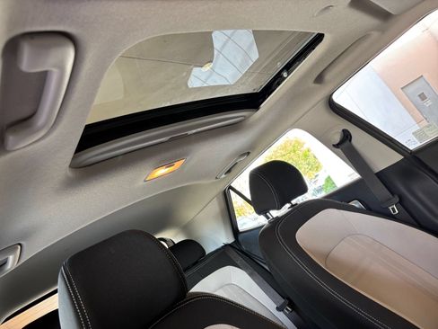 Used 2025 Hyundai Venue SEL FWD image 28