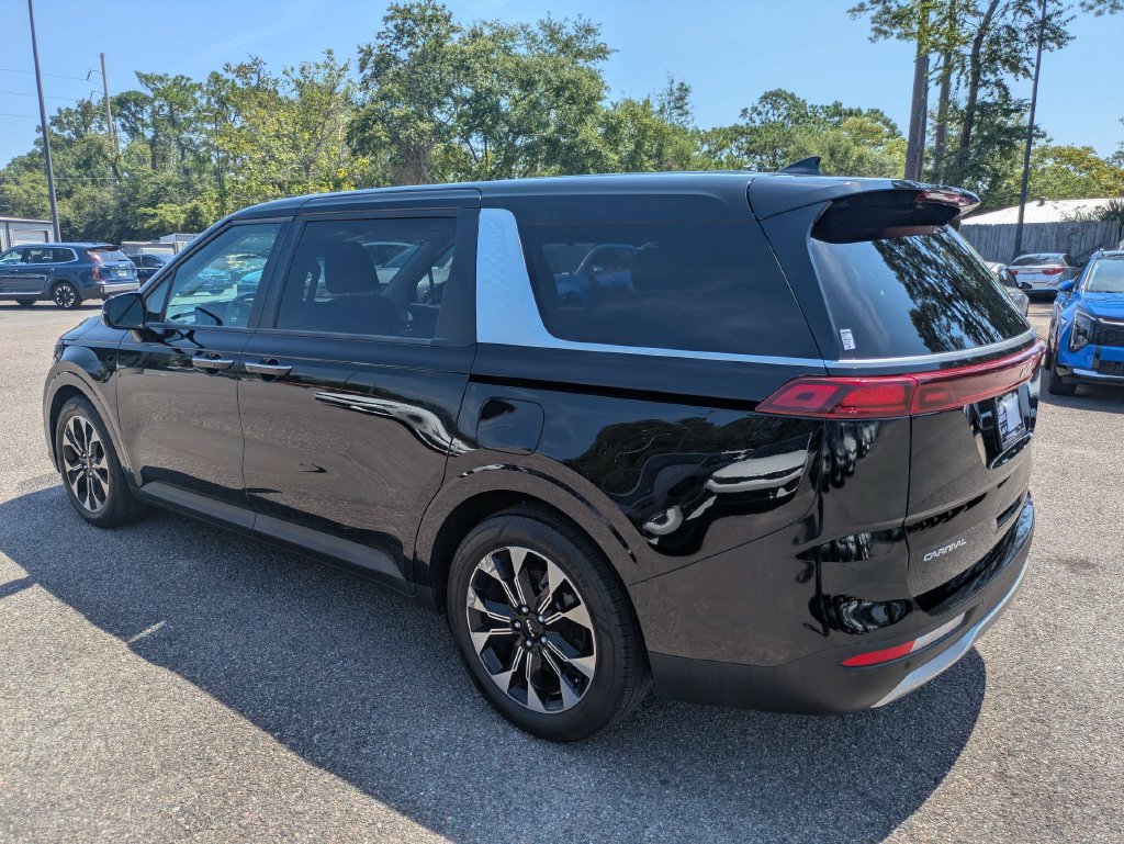 Used 2024 Kia Carnival EX FWD image 6