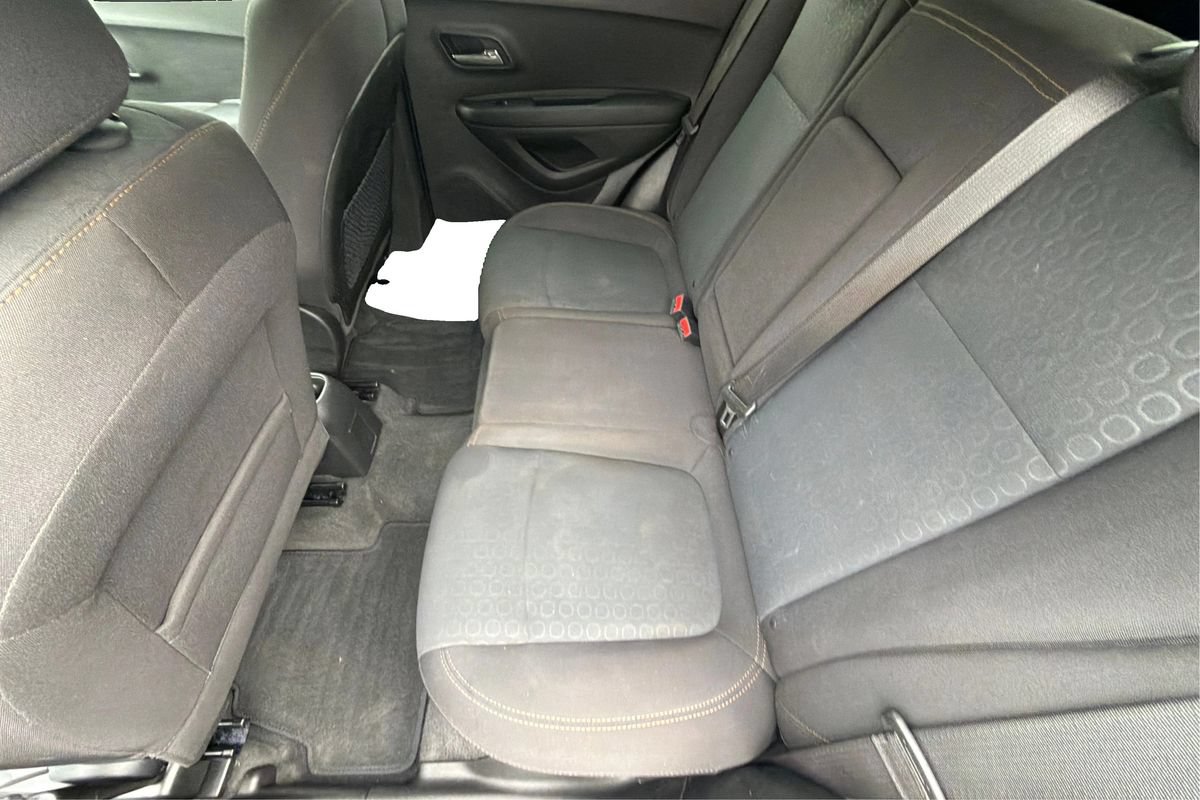 Used 2020 Chevrolet Trax LS w/ Tint and Cruise Package FWD image 10