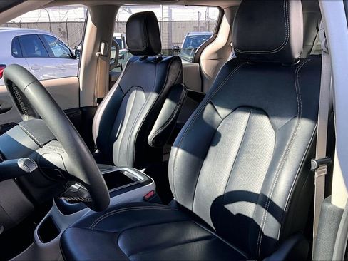Used 2024 Chrysler Pacifica Touring-L image 19