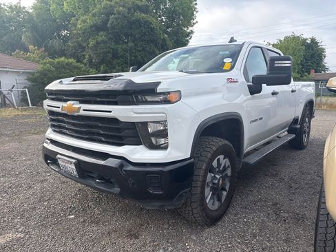 Used 2024 Chevrolet Silverado 2500 Custom w/ Custom Value Package image 2