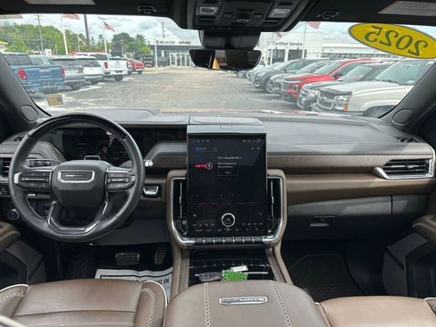 Used 2025 GMC Yukon Denali Ultimate AWD/4WD image 5