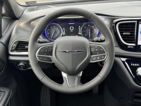 New 2026 Chrysler Pacifica Select image 13