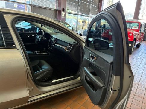 Used 2021 Volvo S60 T8 R-Design Expression image 32