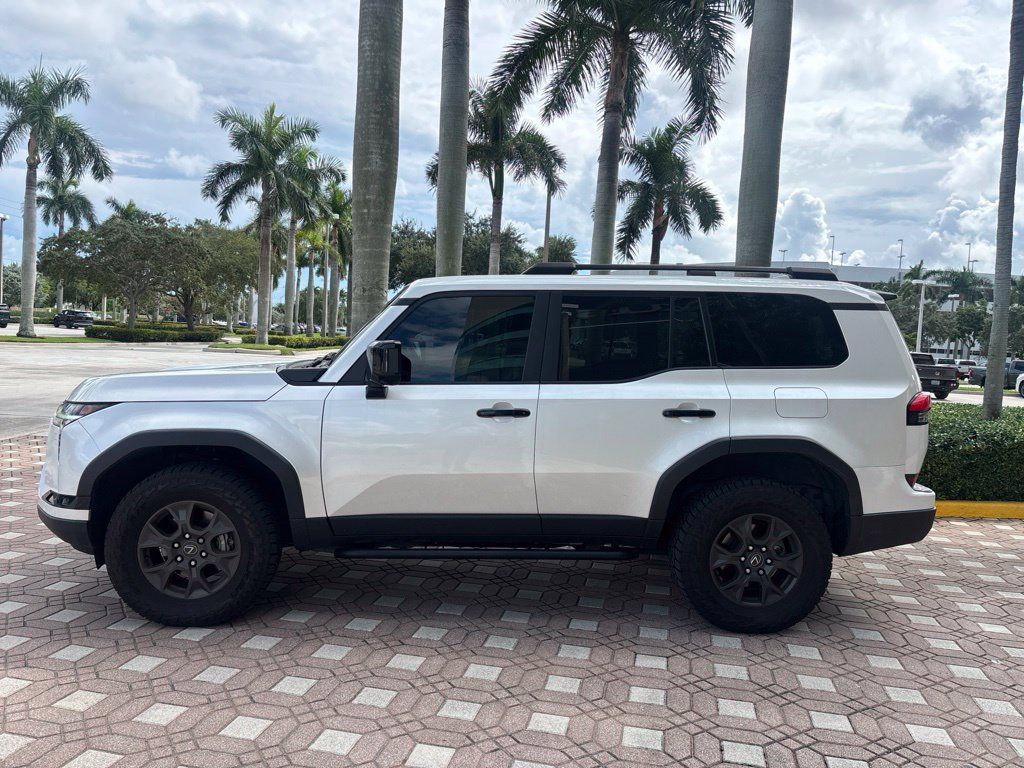 Used 2024 Lexus GX 550 AWD/4WD image 2