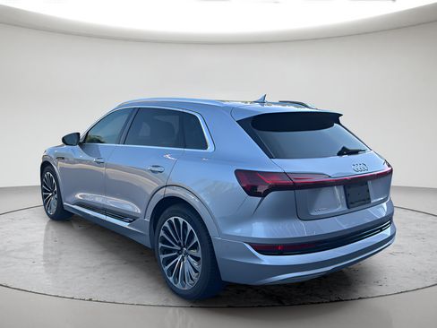 Used 2019 Audi e-tron Prestige w/ Prestige Package AWD/4WD image 8