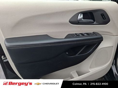 Used 2023 Chrysler Pacifica Touring-L image 16
