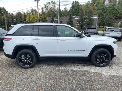 New 2025 Jeep Grand Cherokee Limited w/ Luxury Tech Group II image 3