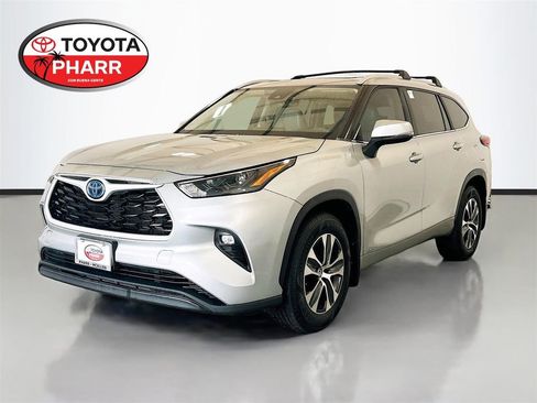 Used 2023 Toyota Highlander XLE AWD/4WD image 1