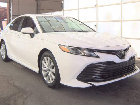 Used 2018 Toyota Camry LE FWD image 5
