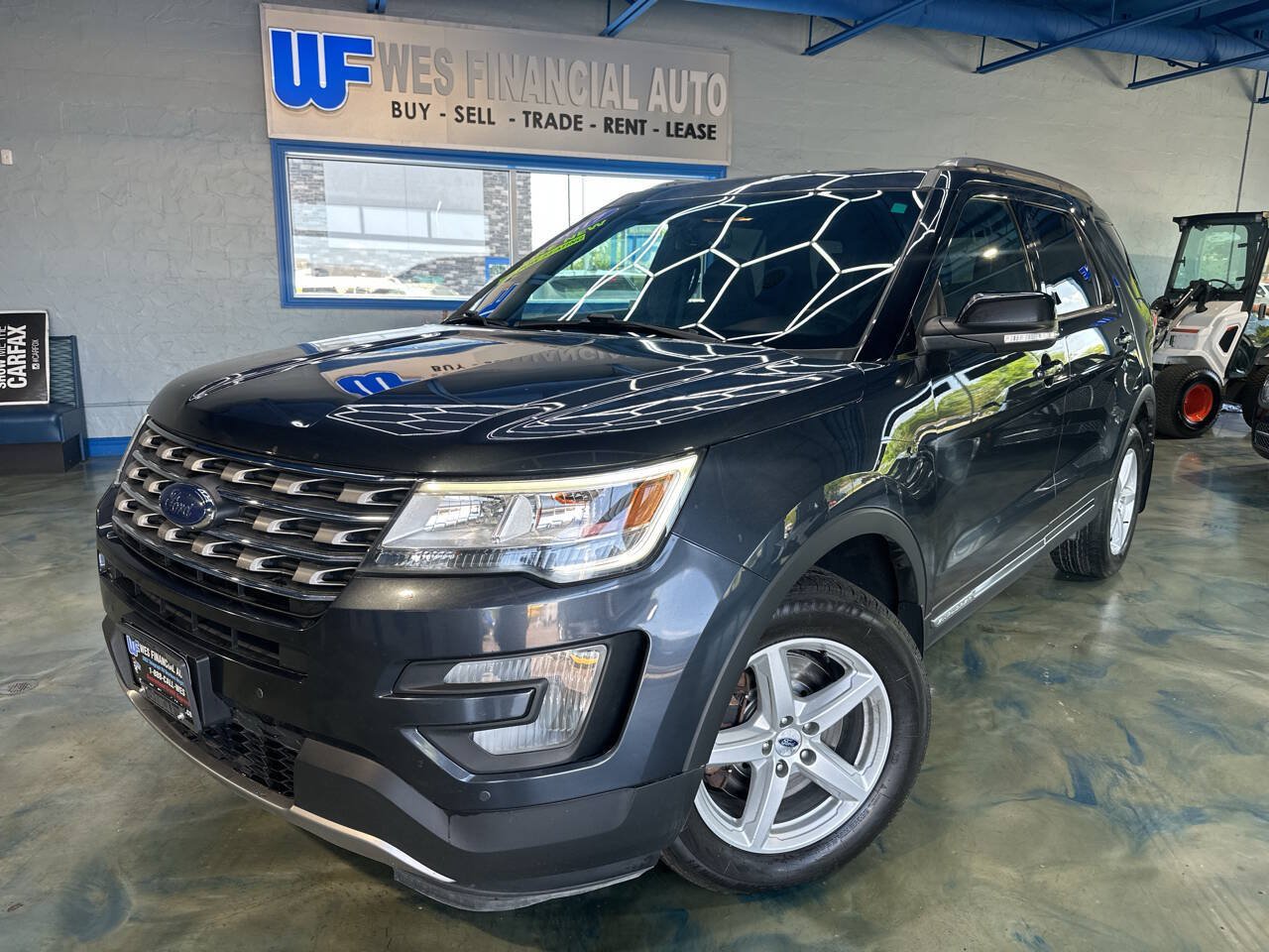 Used 2017 Ford Explorer XLT AWD/4WD image 3