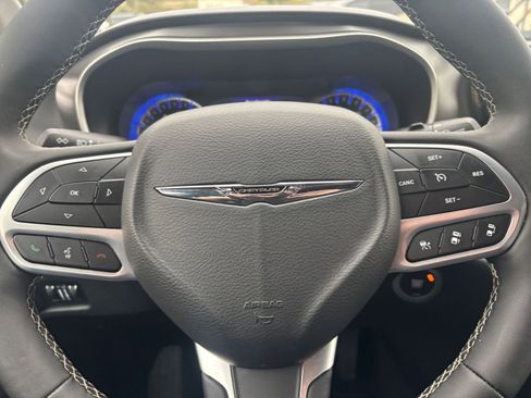 Used 2025 Chrysler Pacifica Select image 30