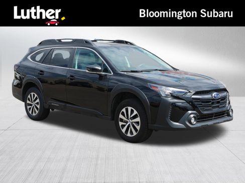 Used 2025 Subaru Outback Premium AWD/4WD image 1