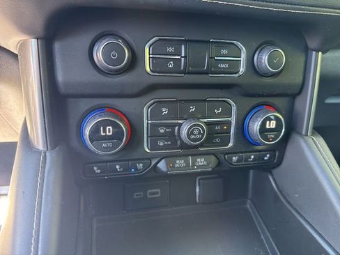 Used 2023 Chevrolet Tahoe Premier AWD/4WD image 16