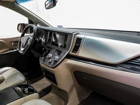 Used 2017 Toyota Sienna XLE Premium image 14