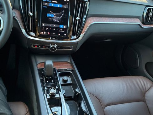 Used 2025 Volvo V60 B5 Cross Country Plus image 20