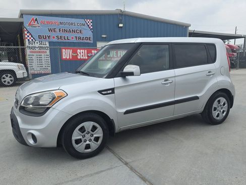 Used 2013 Kia Soul FWD image 1