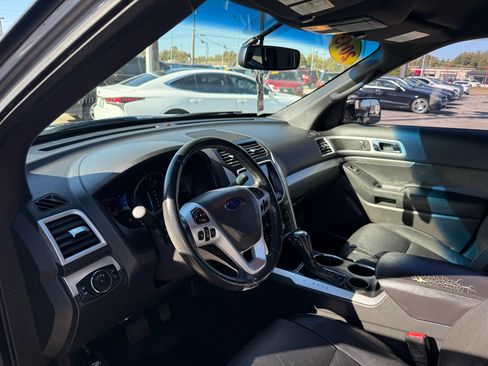 Used 2013 Ford Explorer XLT image 9