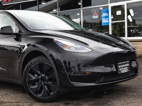 Used 2025 Tesla Model Y Long Range RWD image 3
