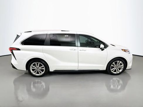 Used 2022 Toyota Sienna Platinum FWD image 8