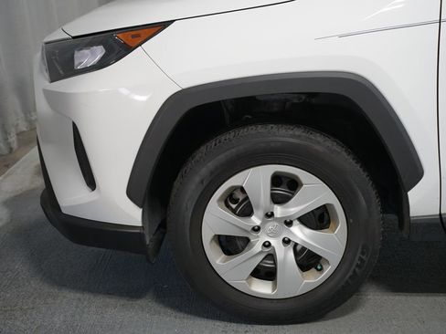 Used 2021 Toyota RAV4 LE FWD image 5