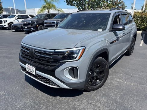 Used 2025 Volkswagen Atlas Peak Edition SE AWD/4WD image 3