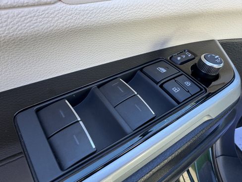 Used 2025 Toyota Sienna Platinum image 11