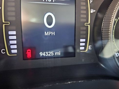 Used 2019 Jeep Cherokee Latitude Plus FWD image 14