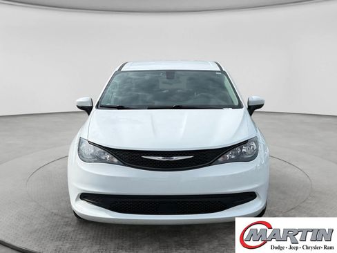 Used 2022 Chrysler Voyager LX FWD image 2
