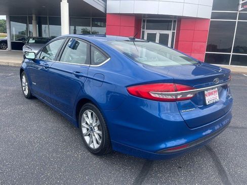 Used 2017 Ford Fusion SE FWD image 4