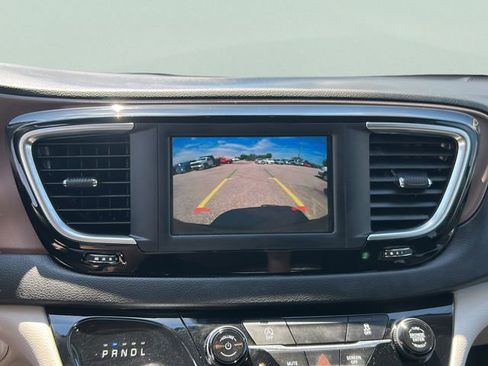 Used 2023 Chrysler Voyager LX image 12