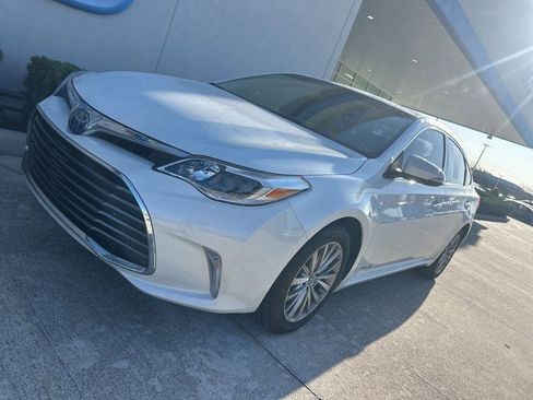 Used 2017 Toyota Avalon Limited image 4