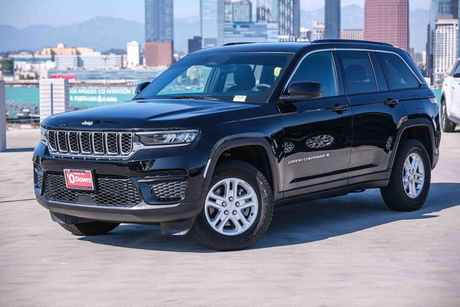 Used 2024 Jeep Grand Cherokee Laredo RWD image 1