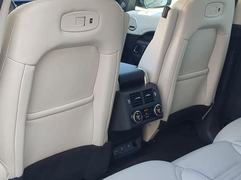 Used 2025 Land Rover Discovery S AWD/4WD image 17