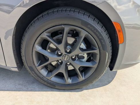 Used 2025 Chrysler Pacifica Limited FWD image 10