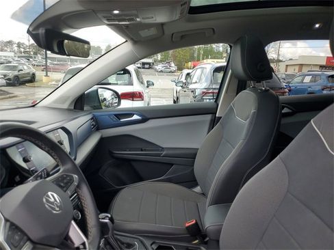 Certified 2023 Volkswagen Taos SE image 17