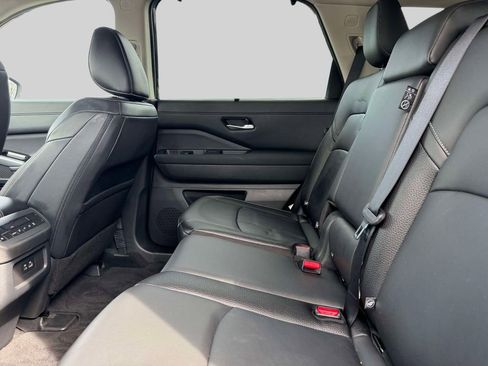 Used 2025 Nissan Pathfinder SL AWD/4WD image 11