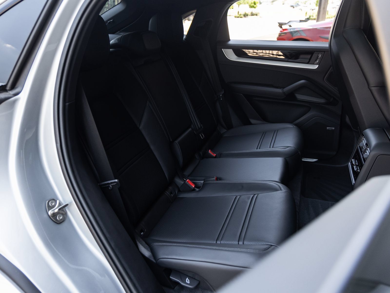 Certified 2025 Porsche Cayenne E-Hybrid Coupe AWD/4WD image 41