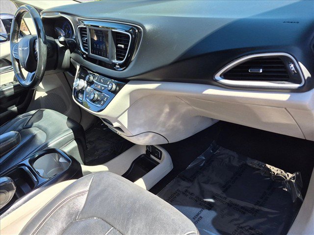Used 2020 Chrysler Pacifica Touring-L FWD image 21