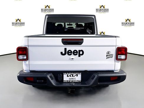 Used 2022 Jeep Gladiator Sport AWD/4WD image 6