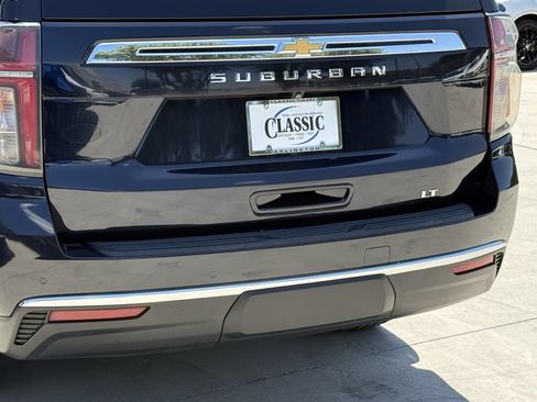 Used 2023 Chevrolet Suburban LT w/ Luxury Package RWD image 6