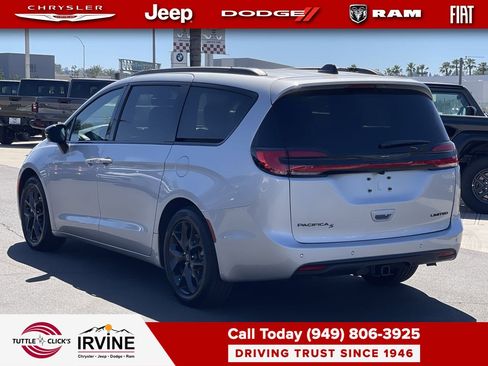 Used 2026 Chrysler Pacifica Limited w/ Uconnect Theater Family Group image 4