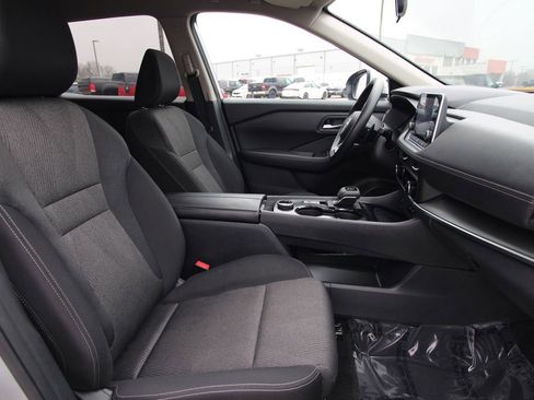 Used 2024 Nissan Rogue SV image 8