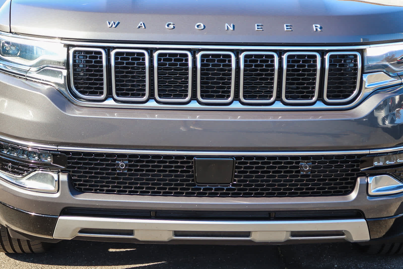 Used 2024 Jeep Wagoneer L Series II RWD image 8