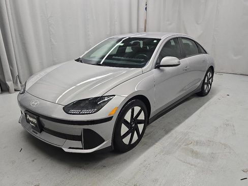 Used 2024 Hyundai Ioniq 6 SE RWD image 2